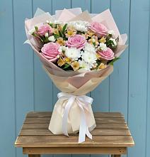 Букет цветов из:  Гвоздики, Орхидеи и Розы в Глушково