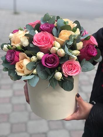 Цветочная композиция из Розы в шляпной коробке в Глушково