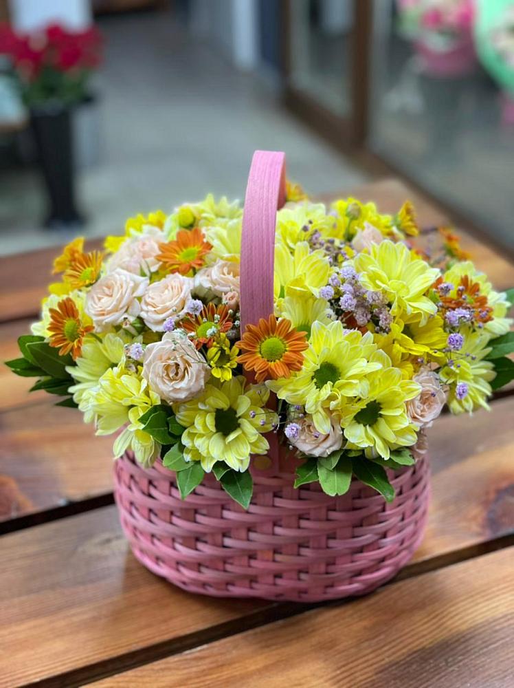 Цветочная композиция из Хризантемы и Розы в корзине в Глушково