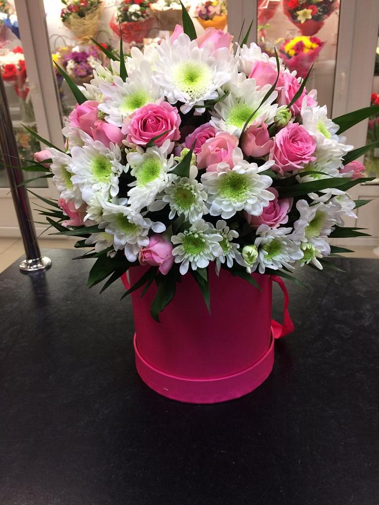 Цветочная композиция из Розы и Хризантемы в шляпной коробке в Глушково